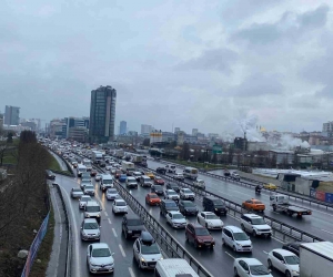 Basın Ekspres yolunda oluşan trafik sürücüleri canından bezdirdi