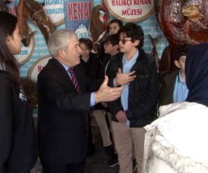 Türkiye Deniz Canlıları Müzesi’ni gezen öğrenciler, mumyalanmış dev balıklara dokundu