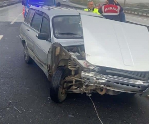 Kontrolden çıkan otomobil bariyerlere çarptı