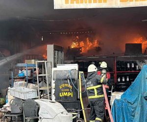 Lastik üretim tesisi alev alev yandı: Bölgedeki evler tahliye edildi