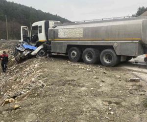 Bolu’da otomobil kamyona ok gibi saplandı: 2 ölü
