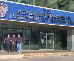 Antalya’da kesinleşmiş hapis cezasıyla aranan 2 kişi yakalandı