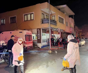 Annesinin boğazını keserek öldüren kişi evin çatısından atladı