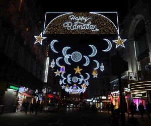 Londra’da Ramazan ışıkları caddeyi aydınlattı