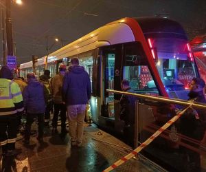 Cevizlibağ’da bir kişi tramvayın altına sıkıştı
