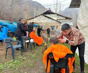 Gönüllü öğrenciler köy çocuklarını ücretsiz tıraş etti