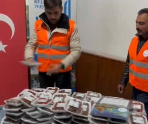 Muradiye Belediyesinden hurma ve imsakiye dağıtımı