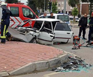 Antalya’da LPG yakıt tankını ön koltuğa kadar getiren kaza: 3 yaralı