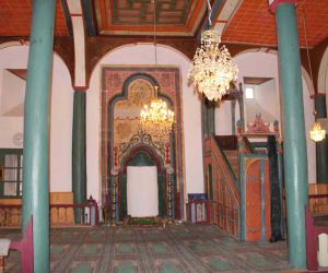 Tarihi Bektaşbey Camii ahşap sütunları ve süslemeleri ile ilgi çekiyor