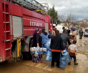 Gölbaşı Belediyesi temizlik için su dağıtıyor
