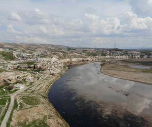 Batman Çayı ve Dicle Nehri’ne sızan ham petrol havadan görüntülendi
