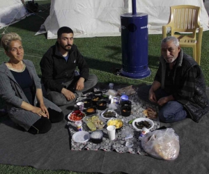 Deprem bölgesinde ilk iftar