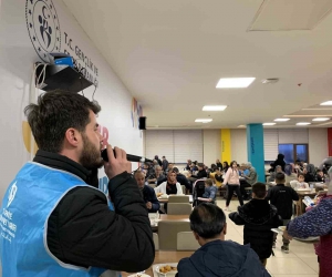 Depremzedeler memleketlerinden uzakta ilk iftarlarını yaptı