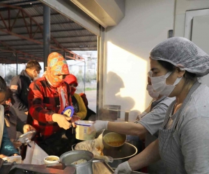 Büyükşehir Belediyesi Kepez’de sıcak yemek dağıtıyor