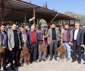 Başkan Özcan üreticinin yüzünü güldürdü