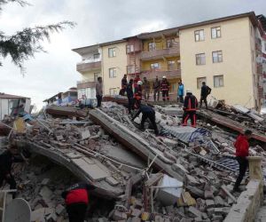Malatya’da 4 katlı ağır hasarlı bina çöktü