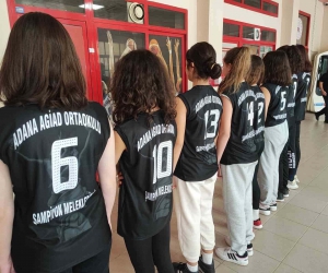 Adanalı sporcu öğrencilerin giydiği forma herkesi duygulandırdı