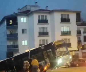 Ankara’da belediye otobüsü çıktığı yokuşta asılı kaldı