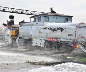 Benzin yüklü tanker devrildi, karayolu 6 saat trafiğe kapatıldı