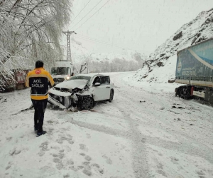 Kar yağışı kazaya neden oldu, iki araç çarpıştı: 2 yaralı