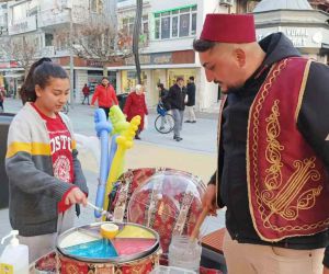 Sokak sokak gezip Osmanlı macunu satıyor