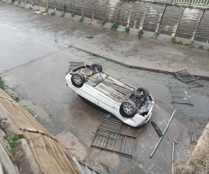 Sancaktepe’de araç demir korkulukları aşıp dereye uçtu: 2 yaralı