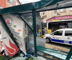 İstanbul’da halk otobüsü dehşeti: Önüne geleni sürükleyip durağa daldı