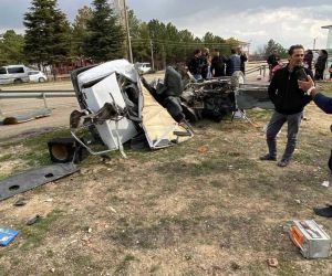 Kaza yapan otomobil parçalandı: 1 ölü, 1 yaralı