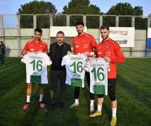 Altay Bayındır, İsmail Yüksek ve Mehmet Zeki Çelik’e Bursaspor forması hediye edildi