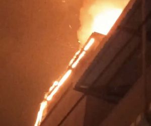 Bursa’da binanın çatısı alev alev yandı, o anlar kameralarda