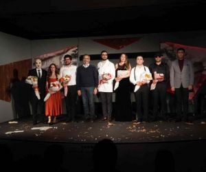 Tarsus Şehir Tiyatrosu, en iyi çıkış yapan tiyatro ödülünü aldı