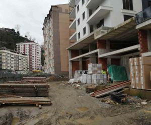 Rize’de bir inşaatın 5. katından düşen işçi ağır yaralandı