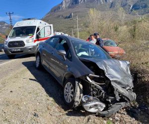 Karabük’te otomobiller çarpıştı: 1’i ağır 2 yaralı
