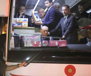 Cumhurbaşkanı Erdoğan iftarını depremzedelerle birlikte yaptı