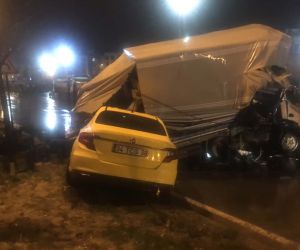 Sultangazi’de kamyon ticari taksinin üstüne devrildi: 3 yaralı
