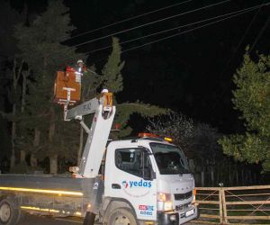 Sinop’ta fırtına elektrik telini kopardı