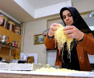 Erzincan’da iftar sofralarının vazgeçilmez lezzeti: “Kesme kadayıf tatlısı”