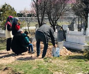 Annesinin öldürdüğü 3 yaşındaki çocuğun babası ve kardeşlerinden mezarına ziyaret