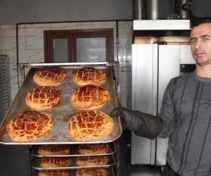 Elazığ’da Ramazan ayıyla birlikte ’nohut ekmek’ tezgahtaki yerini aldı