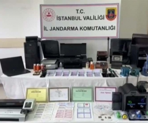 İstanbul’da sahte kimlik ve sürücü belgesi düzenleyen 2 kişi yakalandı
