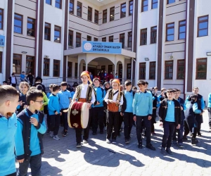 Öğrenciler teneffüs zili yerine davul çalarak Ramazan ruhunu yaşatıyor