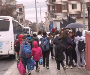 Serviste çöp attığı gerekçesiyle öğrencinin darp edilmesine velilerden ve servisçilerden tepki geldi