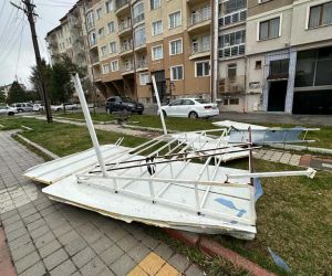Kütahya’da şiddetli fırtına nedeniyle uçan çatı elektrik tellerini kopardı