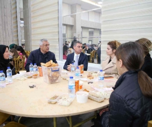 Başkan Şimşek kültür merkezindeki iftar sofralarıyla gölbaşılılarla bir arada