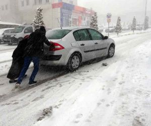 Yozgat’ta yoğun kar yağışı sürücülere zor anlar yaşattı