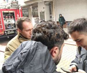 Sultangazi’de çıkan yangında mahsur kalan 1’i çocuk 3 kişi itfaiye ekipleri tarafından kurtarıldı