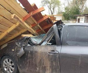 Öğrenciler dersteyken fırtına okulun çatısını uçurdu: 3 araç zarar gördü