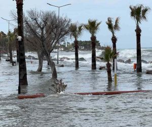 Deprem bölgesi İskenderun’da fırtına denizi taşırdı, yangın çıkardı