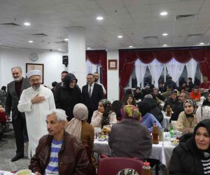 Diyanet İşleri Başkanı Erbaş, depremzede vatandaşlarla iftar sofrasında buluştu