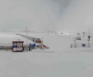 Erciyes’te kar yağışı turizmcileri sevindirdi